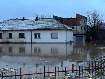 Sitnica poplavlja na ducate hiš v vodi.