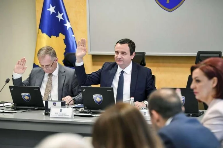 Police Union: Fájdalmas, Kurt Government fizetett le családjait rendőrtisztek hivatalban