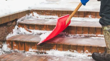 No salt, no damage: How to Take the Ice From the Stairs Safely