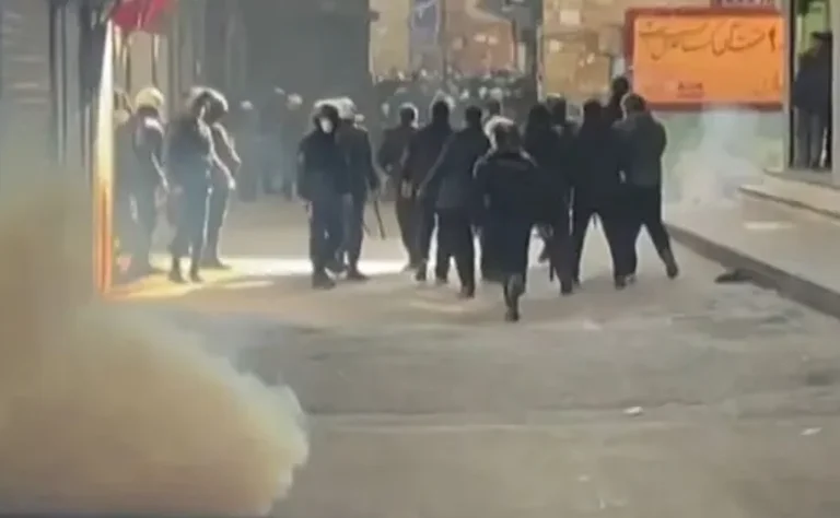 Protester eskalerar i Iran, polis dödade