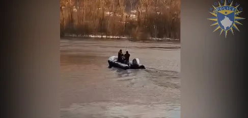 Abban a pillanatban, hogy a rendőrség evakuál egy 4 tagú családot Mitrovica-ban (Video) hajóval