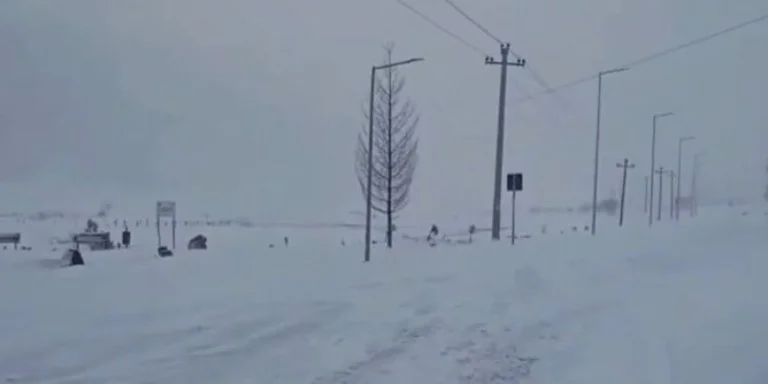 グラッシの山々の雪でブロックされた3人乗り、連絡先の紛失時間