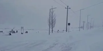 Triosebno vozilo blokira sneg v gorah Gramshi, izgubljenih urah stika