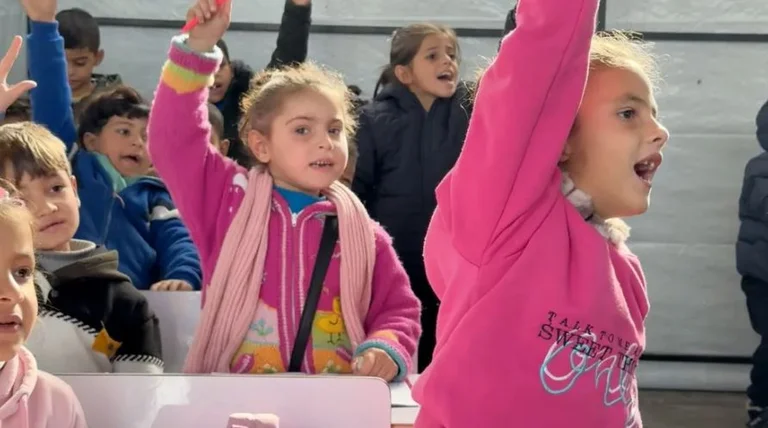 ילדים בעזה חוזרים לבית הספר אחרי שנים ללא חינוך רשמי