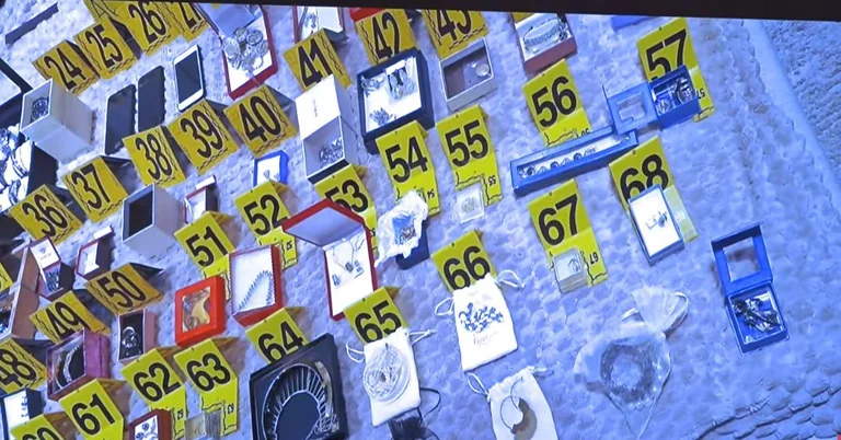Lyxury klocka, guld ornament, pengar och telefon- Sekveringsbilder tagna under räder på Berishas Mazreku-hem