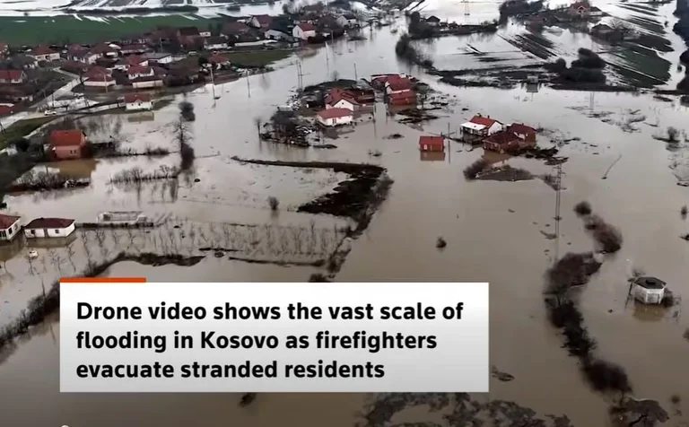 Koszovó ismét hírei Reuters, tűzoltók filmezett beavatkozása Koszovó Fushe falvak