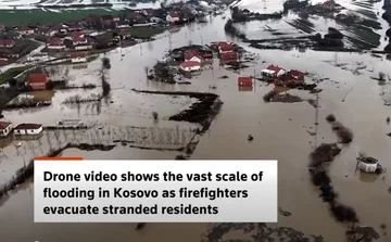 Kosovo ponovno novice v Reuters, gasilci posneti z vmešavanjem v vasi Fushe Kosovo