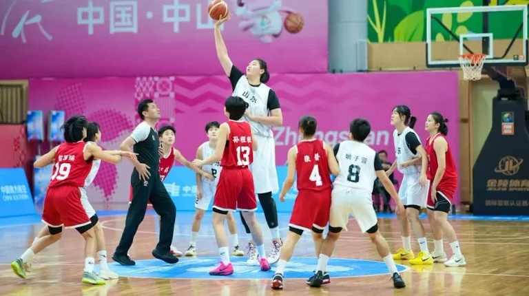18-åriga Ziyu, världens längsta basketspelare