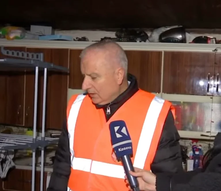 Egy négy fős családot evakuálnak a Trima dombról.