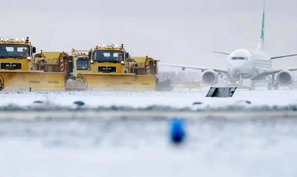 Snö och is orsakar problem i Nederländerna, flygningar avbryts