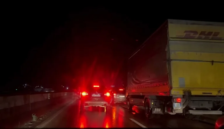 DurresTirana Highway följer översvämningar, kiloometrisk fordonstrafik