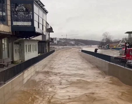 Stora regn, Malisheva kommun fattar ett beslut om utbildningsprocessen
