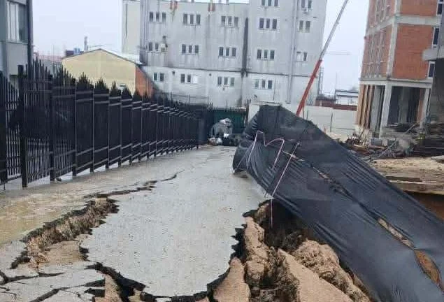 הסיכון לשיטפונות: חלק מהכביש ליד שריפות דירה