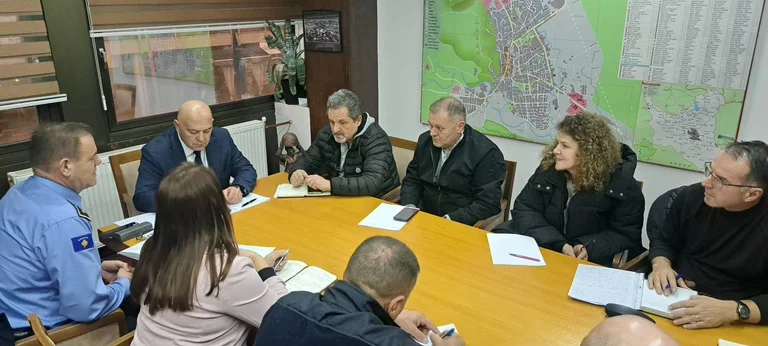 Árvizek Gjakova-ban, családok evakuálása több szomszédságban Lokal főhadiszállására a szárazföldi válságkezelés érdekében
