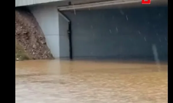 מתבולת ב-Arllat, Drenas, underpass, והכביש מלא במים.