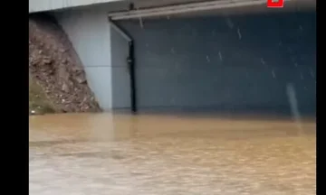 Poplava v Arlatu, Drenasu, podvozu in cesti je polna vode