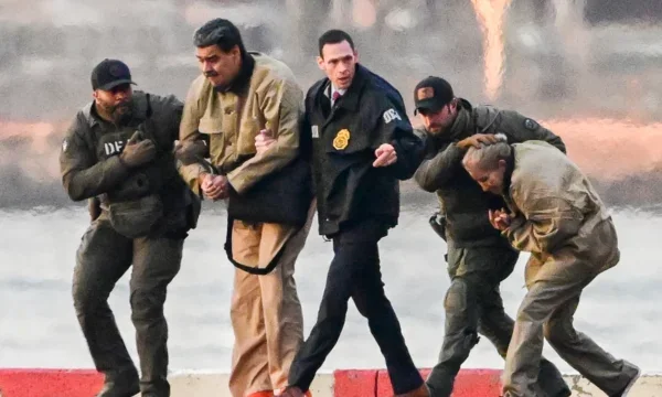 El decreto adoptado por la firma de Maduro Venezuela ordena la detención de cualquier persona que apoye el ataque estadounidense