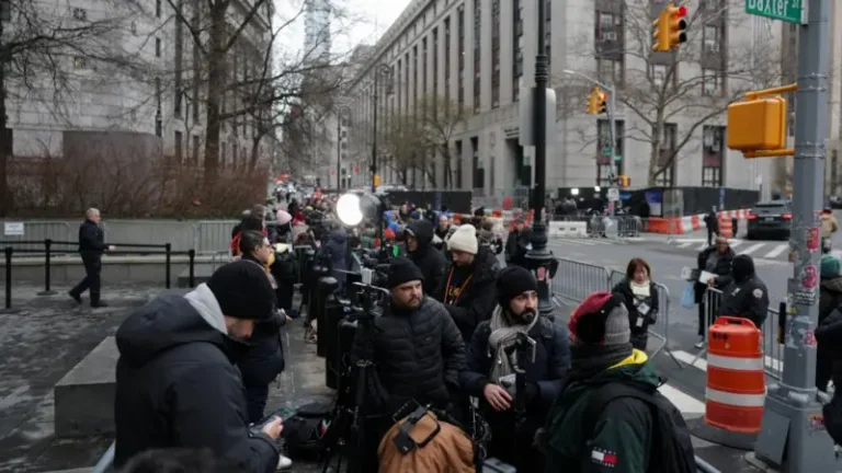Nagy aggodalom: Újságírók és polgárok gyűlnek össze a New York Court előtt Maduro
