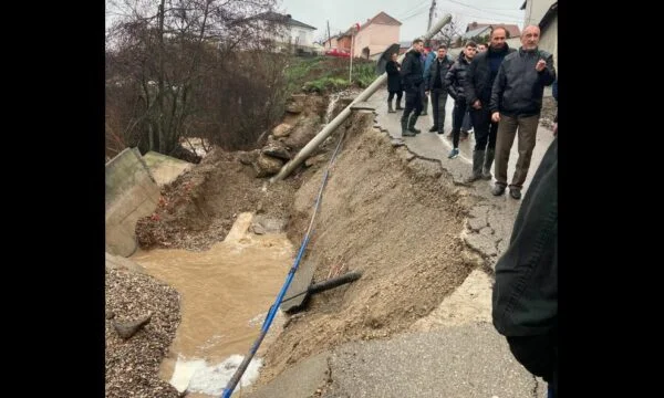 Vägen som leder till byn Polluza hotar att vara helt blockerad.