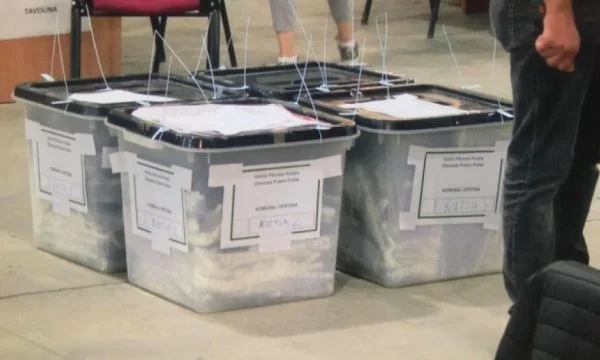 Szavazások számlálása postával az alhoz: VV, PDK fagy, AAK LDK esik