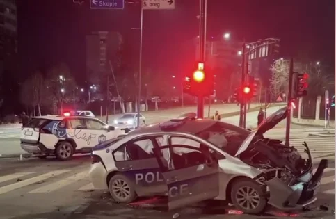 Rendőrautó és taxi Pristinában elütött négy embert.