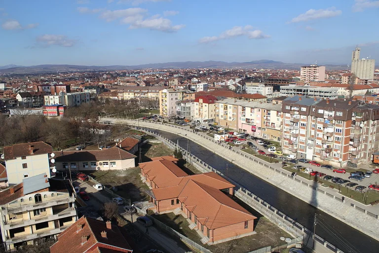 Két embert megsebesítettek Podujevóban, a rendőrségnél.