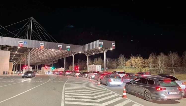 העלאת עמודות בנקודות גבול, כך הרבה מלווים מחכים לעזוב את קוסובו