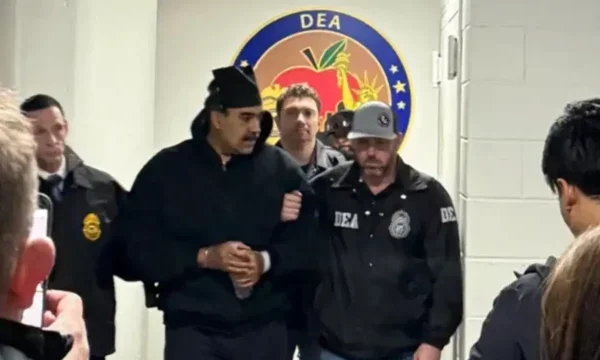 Med handbojor i händerna önskar Maduro amerikanska agenter för det nya året.