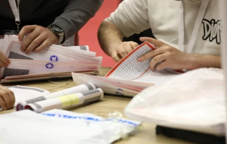 Alla röster från ambassader räknas, antalet personer per post börjar över 27 tusen godkända paket.