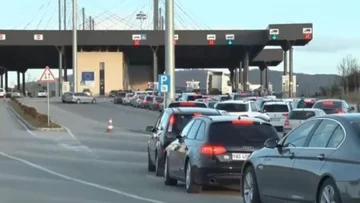 Toliko ur čaka na izgnance v Merdareju, da zapustijo Kosovo.