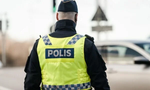 Vzel je zdravniško dopust, vendar je bil na dopustu na Kosovu, preiskovalci na Švedskem obtožen hude goljufije in lažnih izjav