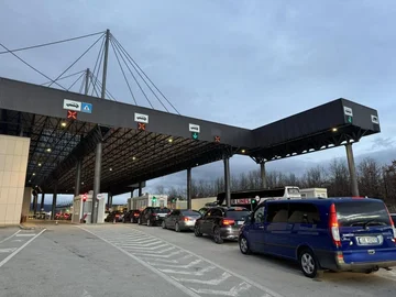 Več kot dve uri čakanja izgnancev, da zapustijo Kosovo