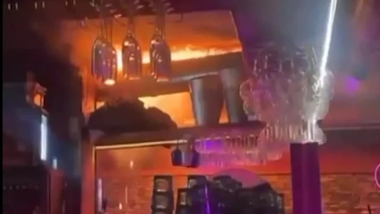 A fotók azt mutatják, hogy a svájci fű mennyezetét lángok söpörik.