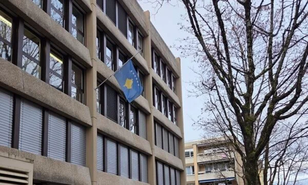 Kosovos halvinstallerade flagga på schweizisk ambassad efter tragedi i Crans-Montana