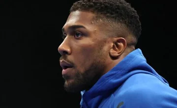 Anthony Joshua zostaje zwolniony ze szpitala i honoruje przyjaciół po tragicznym wypadku