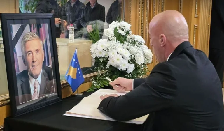 Ramush Haradinaj izreka priznanje nekdanjemu predsedniku vlade Nexhatu Daciju