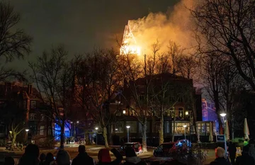 Zgodovinska amsterdamska cerkev je vključena v novoletni nočni požar