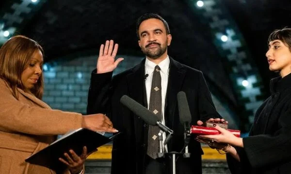 Zohran Mamdani svär som talare av New York med handen på Koranen på en övergiven tunnelbanestation