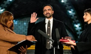 Zohran Mamdani prisega kot govornik New Yorka z roko na Koranu na zapuščeni podzemni postaji
