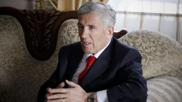 Bedri Hamza in sopartizani častijo Nexhat Daci figuro