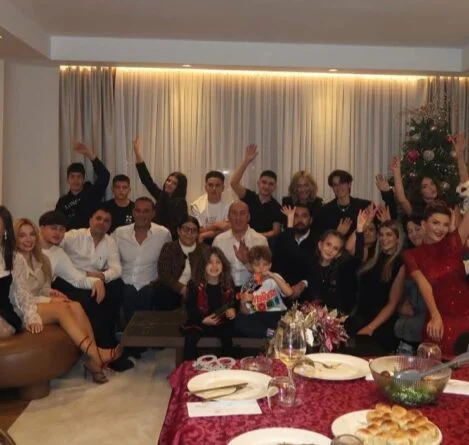 Haradinaj önskar nyårsafton med ett familjefoto: Lyckliga de som arbetar i hemlandet ikväll
