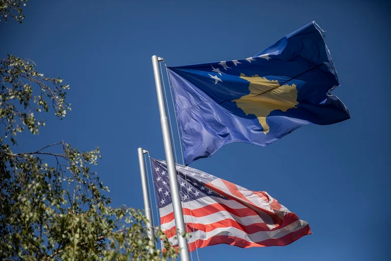 Amerikanska ambassaden gratulerar Kosovo för nyår 2026 (VIDEO)