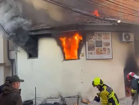 Brandweermannen ter plaatse, brand in Prizren die een kind doodde.