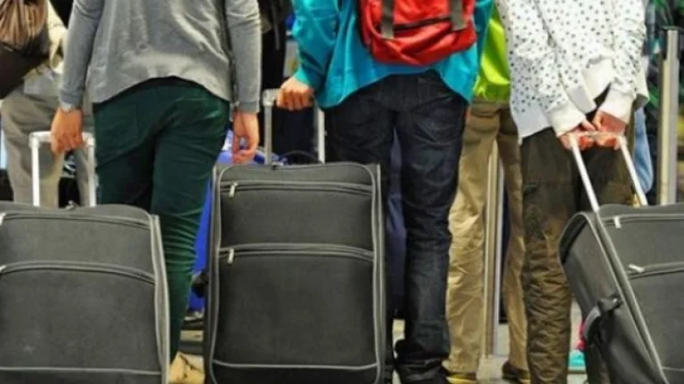 Alarm: Ongeveer 72% van de jongeren in Kosovo ziet de toekomst in het buitenland