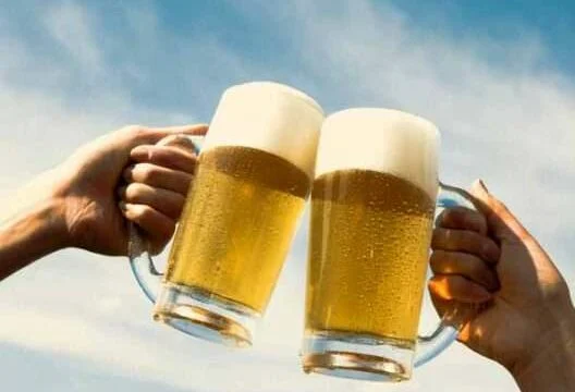 Švica: Več kot 8 milijonov ur pomanjkanja delovne sile je posledica alkohola