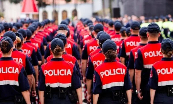 Albanese politiemedewerkers ontvangen beloningen voor het einde van het jaar