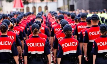 Albanski policijski delavci prejemajo nagrade do konca leta