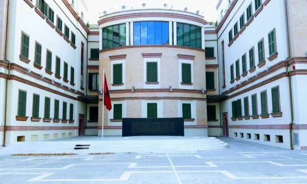 Gerapporteerd door voormalige coëxistentie, door de politie verboden bij de directeur van het ministerie van Binnenlandse Zaken in Albanië