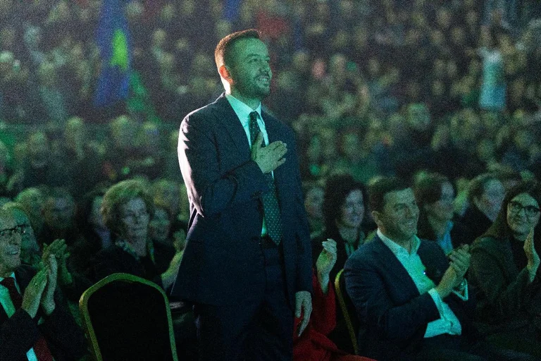 Mitrovica'nın Kosova'ya davetli konuşmacısından: PDK'nın arkasındaki Arya Tahiri'den hangi eski rakamlar ayrılıyor?
