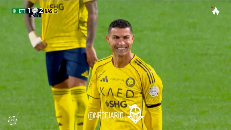 Ronaldo markerar 957 karriärmål, avleder Felix's kick med ryggen